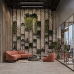 Bureau innovant avec un mur végétal et des espaces de détente confortables, parfait pour un environnement de travail créatif et détendu.